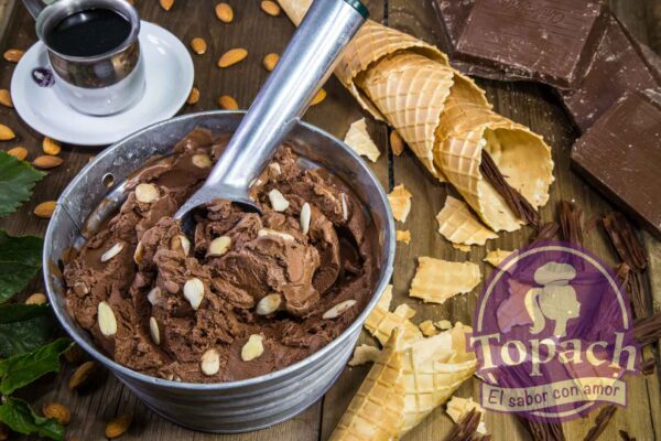 Helado de chocolate con almendras